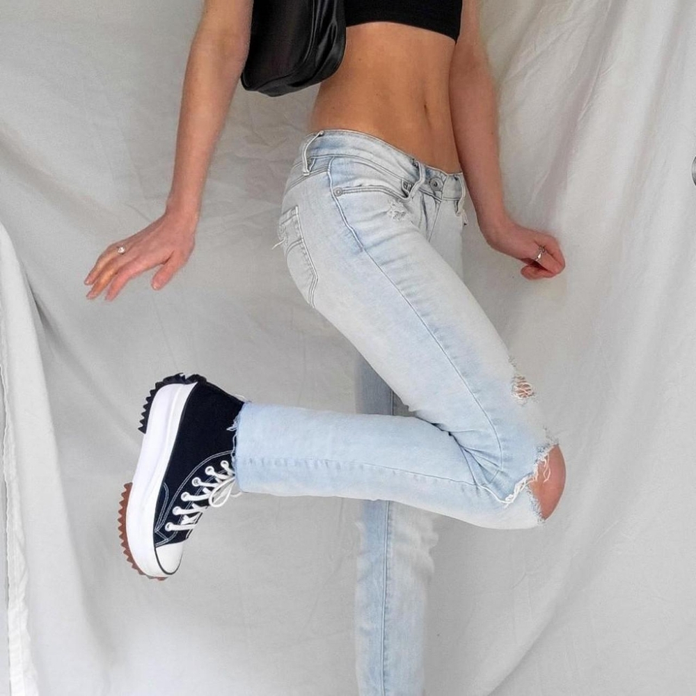 LIGHT WASH PACSUN DISTRESSED LOW/MID RISE SKINNY JEANS